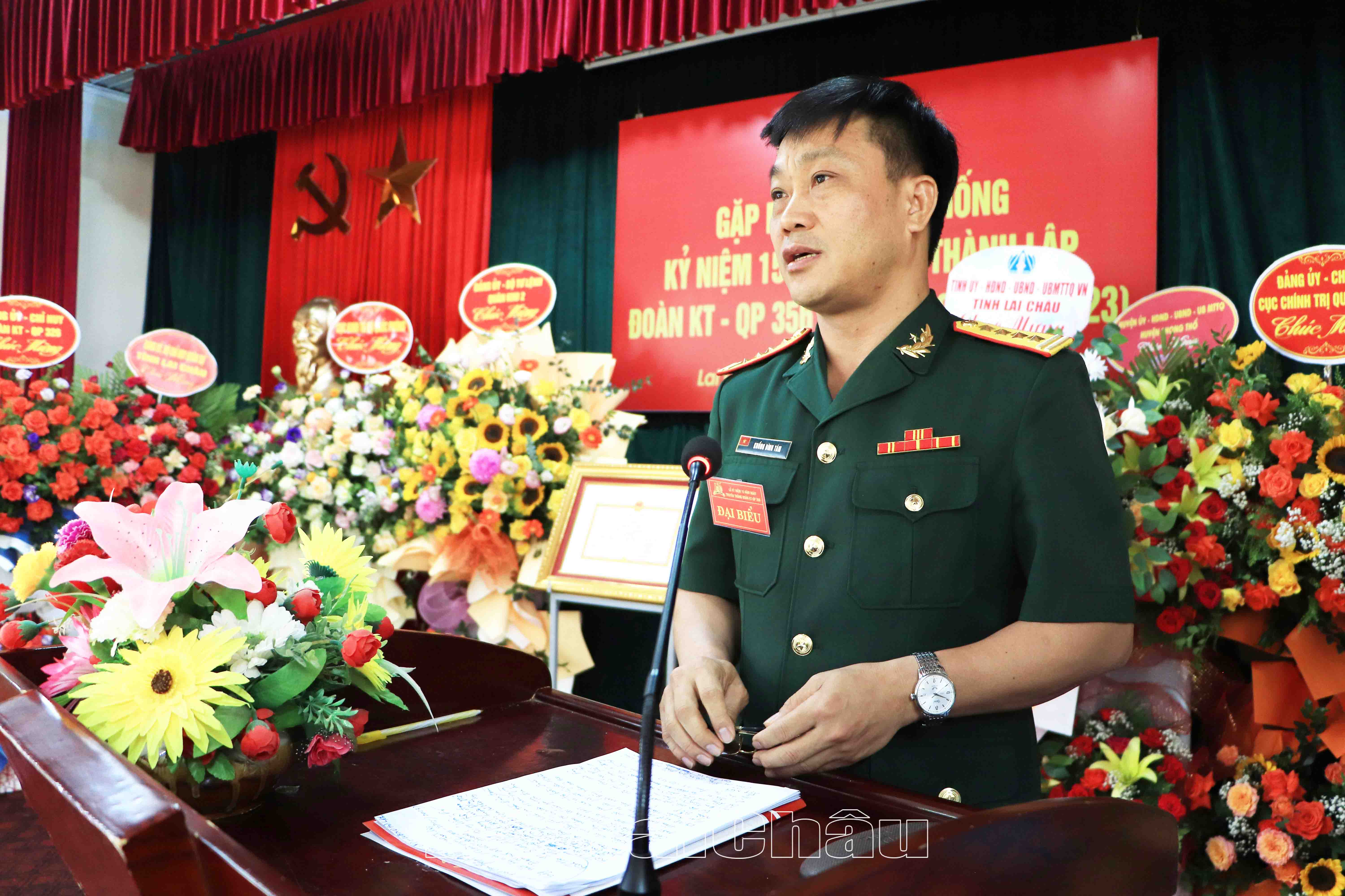 Đồng chí Đại tá Khổng Đình Tám - Chủ nhiệm Chính trị Quân khu II phát biểu tại buổi Gặp mặt.
